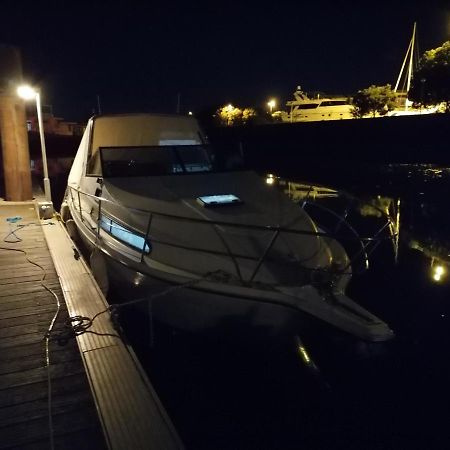 Sejour Insolite Sur Un Yacht. Bateau Hotel A Quai. La Rochelle  Exteriér fotografie
